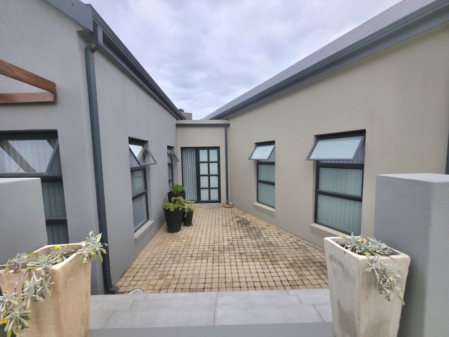 3 Bedroom Property for Sale in Outeniquasbosch Western Cape